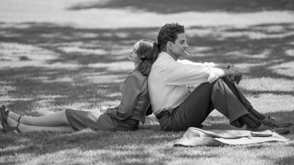 Bradley Cooper torna a Venezia dopo cinque anni con Maestro, intimo e complesso ritratto del celebre direttore d'orchestra Leonard Bernstein. 